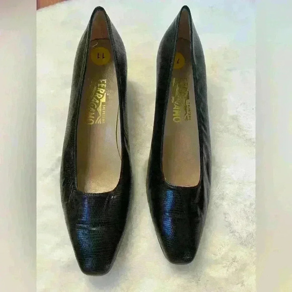 Vintage Salvatore Ferragamo Black Leather pumps - Picture 2 of 7